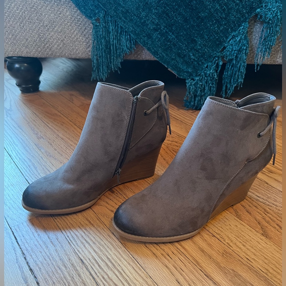 MADELINE GIRL Gray Booties. size 9.5M